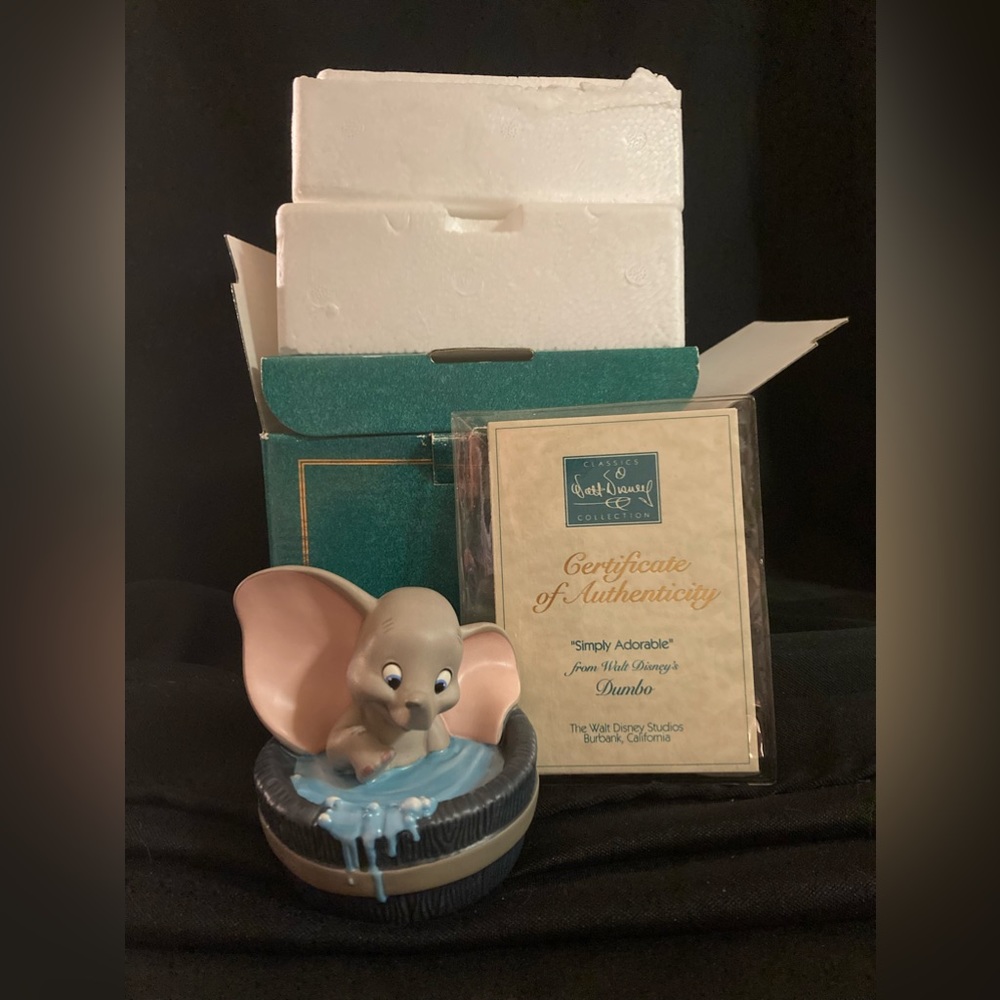 1995 Walt Disney Collection Simply Adorable Dumbo Collectible Ceramic Figurine